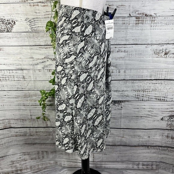 Socialite Skirt size Medium Black White Faux Snake Bias Sheer Knee A Line Modest - Picture 8 of 10